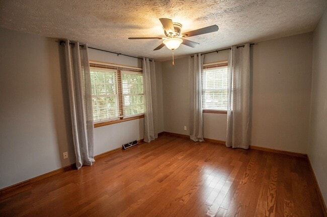 Building Photo - AVAILABLE AUGUST 15TH, 2026 - CHARMING 4 B...