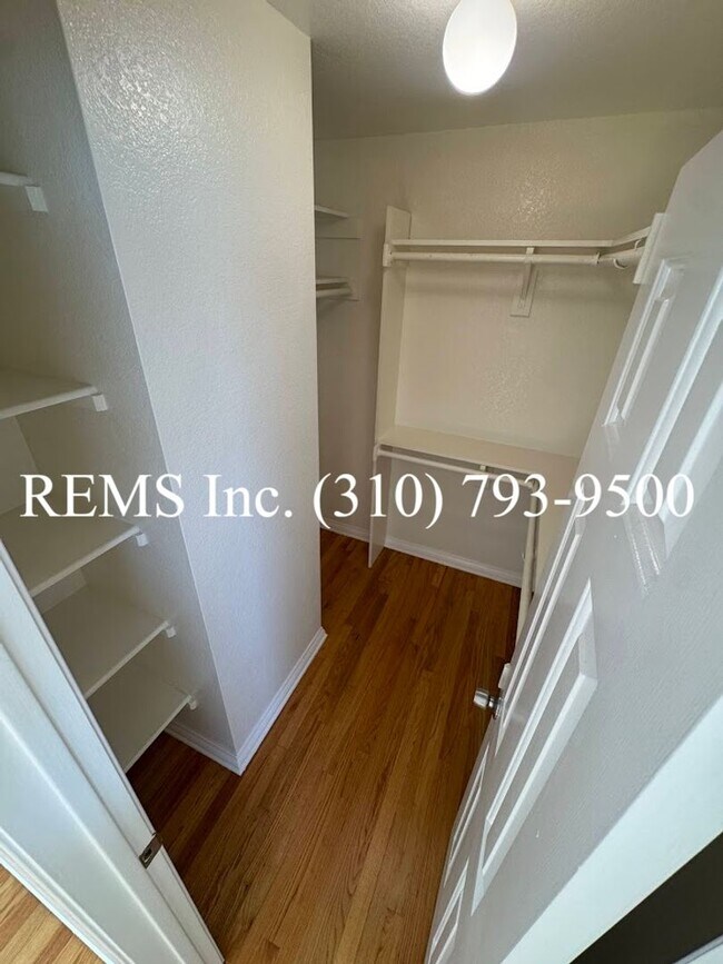 Building Photo - Spacious Townhome with Garage & Laundry in...