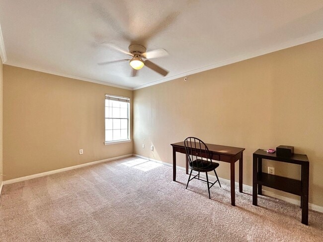 Building Photo - Light-Filled 2BR/2BA with Balcony in Austin
