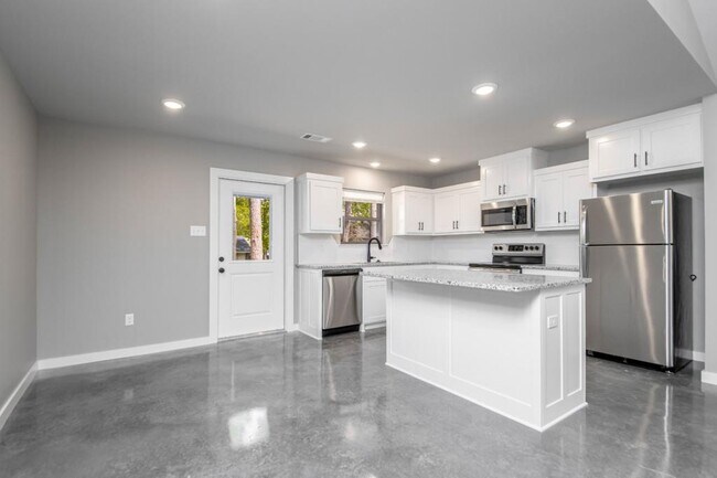 Building Photo - 106 Hemlock Ave