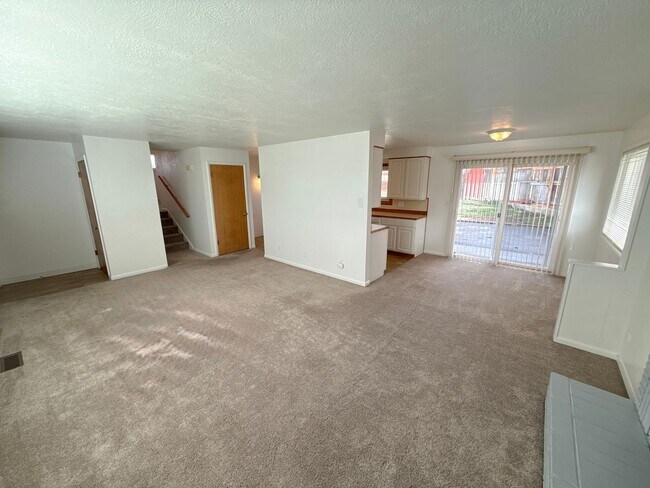 Building Photo - 3 Bedroom, 1.5 Bath House in Pacific Terrace neighborhood