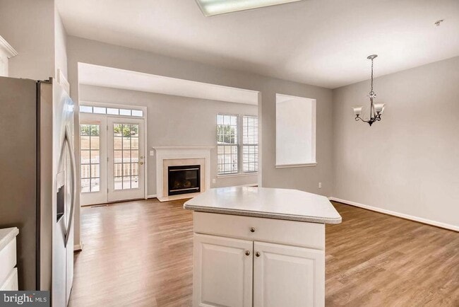 Building Photo - 1450 Pangbourne Way