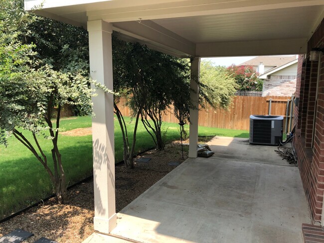 Building Photo - Roomy 4 bedroom 2.5 bath in Waxahachie!!