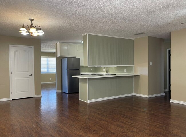 Building Photo - Beautiful 3 bedroom 2 bath home close to S...