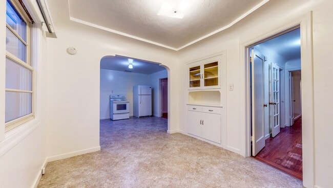 Building Photo - PURE Property Management -  Charming 2BR/1...