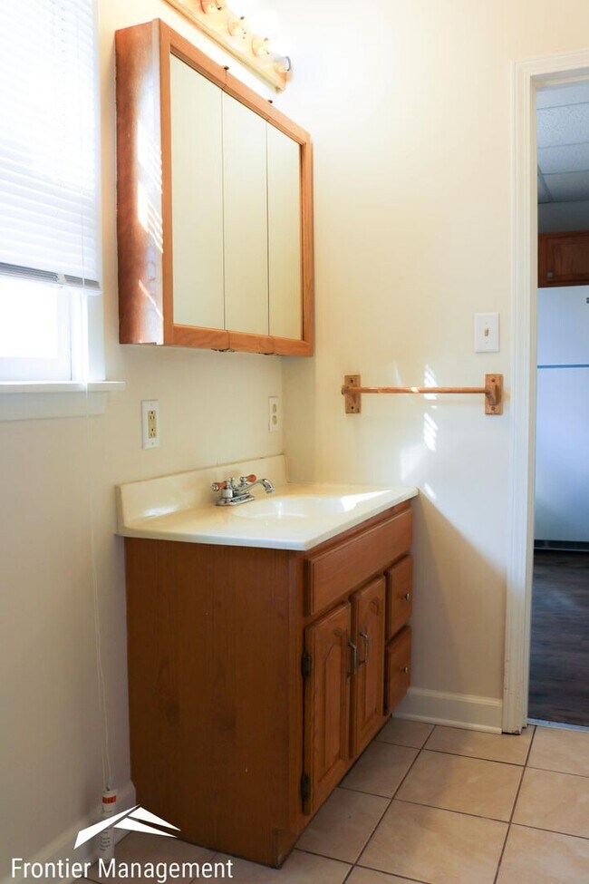 Building Photo - 923 Osage St