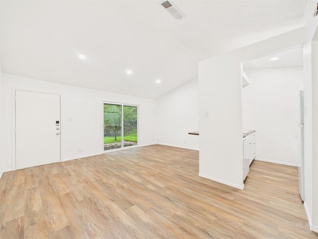 Building Photo - 1305 Hollow Creek Dr