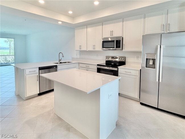 Building Photo - 15285 Grn Acrs Ave