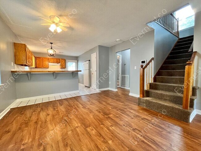 Building Photo - 903 Gordon St