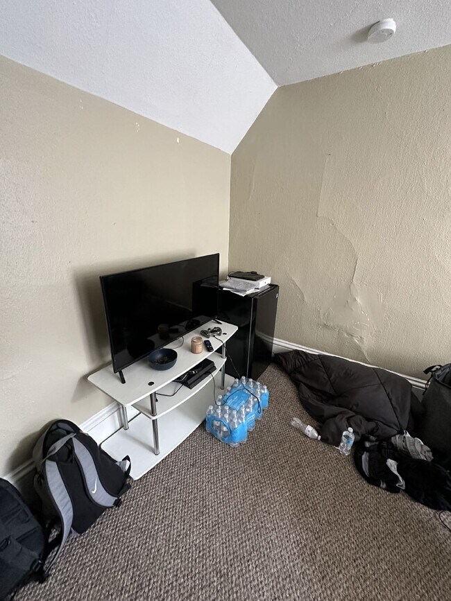 Building Photo - 4 Bed 1 Bath near UWEC, Water Street, and ...