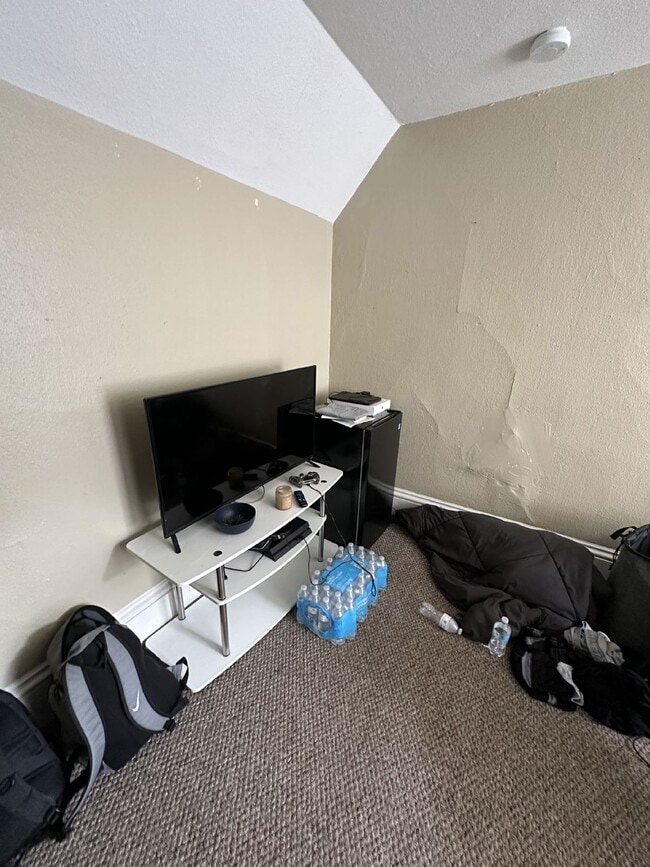 Building Photo - 4 Bed 1 Bath near UWEC, Water Street, and Sonnentag!