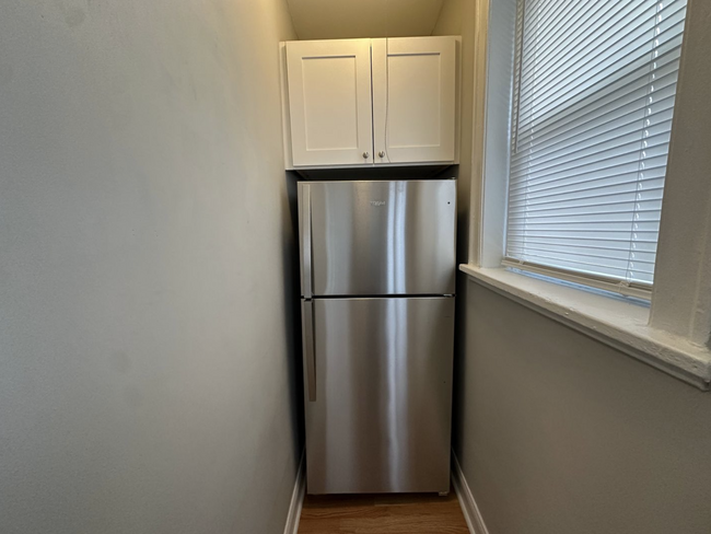 Fridge/Freezer - 1507 W Schreiber Ave