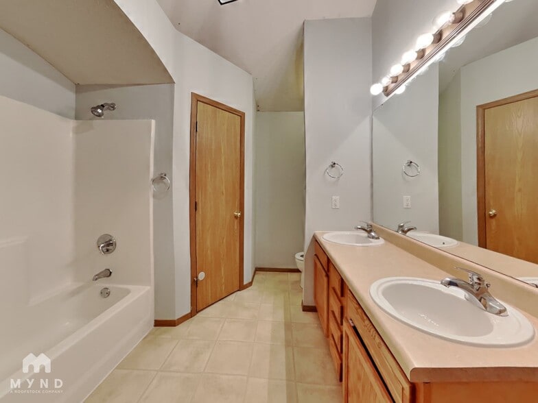 Building Photo - 528 N Claremont Pl