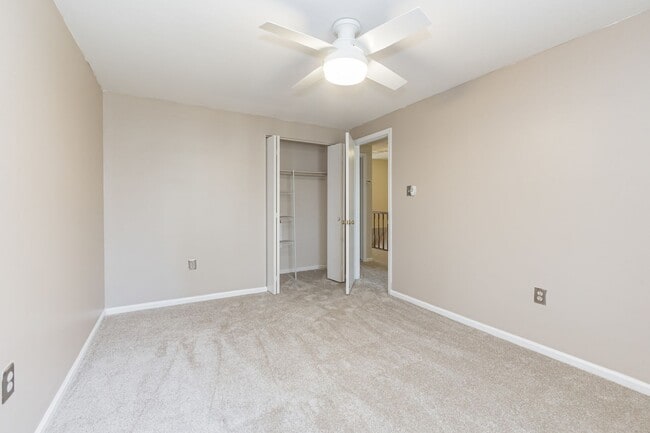 Building Photo - Well maintained 3-level 3Bd/2 full & 2 half bath TH in the sought-after Burke Centre!