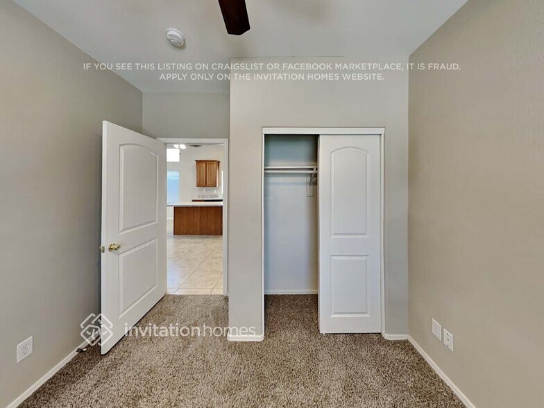 Building Photo - 686 E Payton St