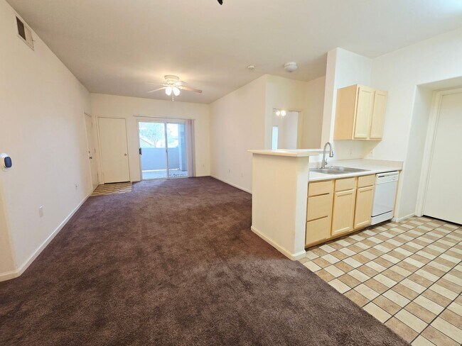 Building Photo - BEAUTIFUL 2 BEDROOM / 2 BATH LOWER LEVEL C...