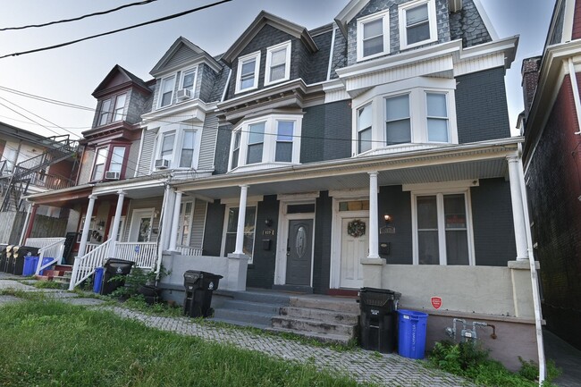 Primary Photo - Spacious 3 Bedroom on Harris