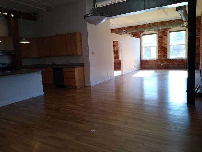 Building Photo - Loft Living At It's Finest In LODO!