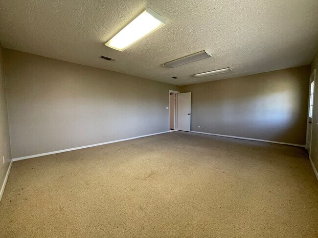 Building Photo - COMING SOON 3 BEDROOM 2.5 BATH SPACIOUS HO...