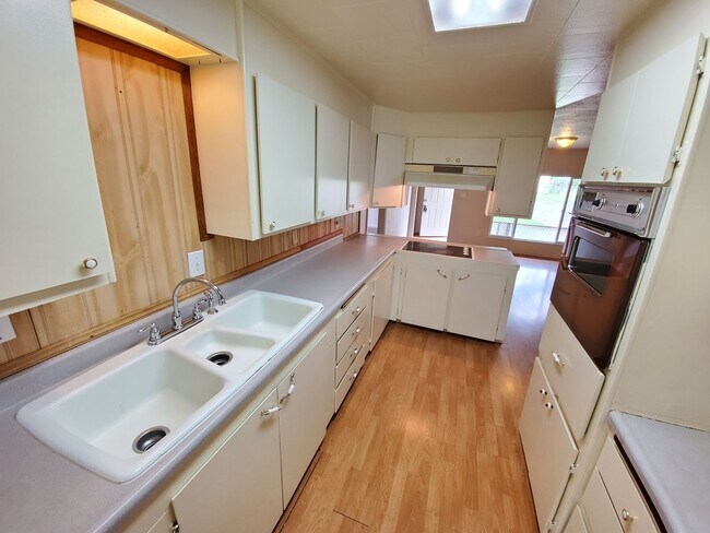 Building Photo - 3 Bed 2 Bath Home w/ storage shed