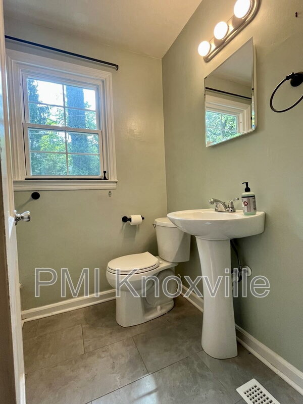 Building Photo - 926 Ledgerwood Ave