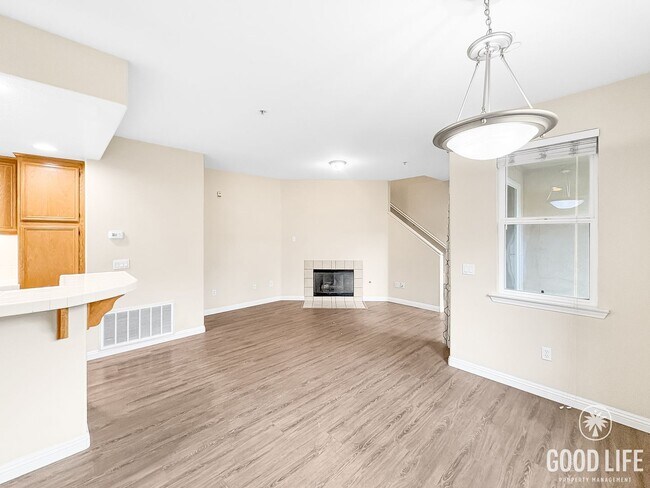 Building Photo - Beautiful 2Bd/2Ba Available In Sabre Springs