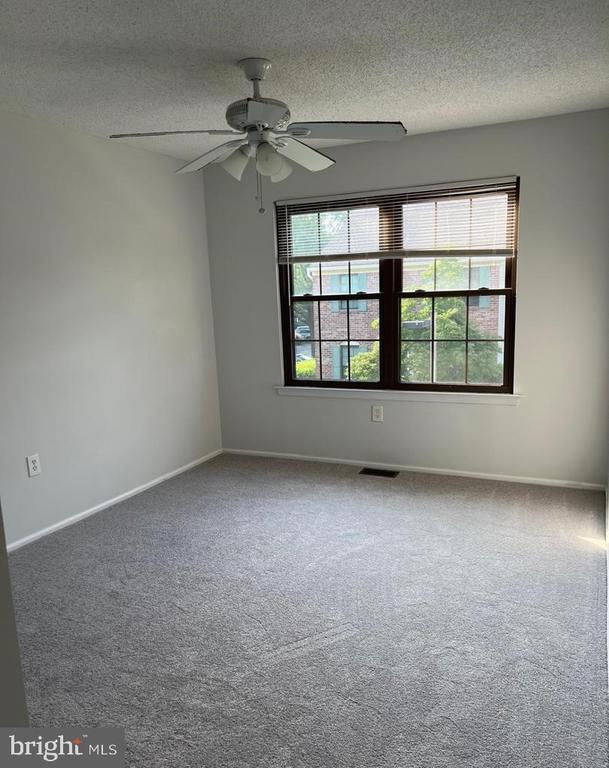 Building Photo - 90 Drewes Ct