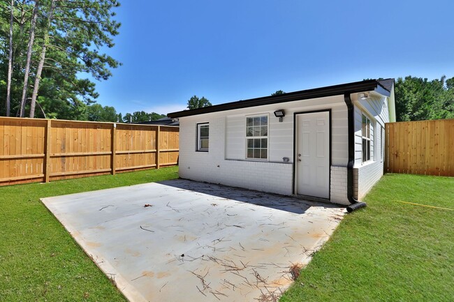 Building Photo - Newly Renovated 3 bedroom / 2 Bathroom Dup...