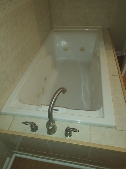 Whirlpool tube in primary bathroom - 6208 Ivymount Rd