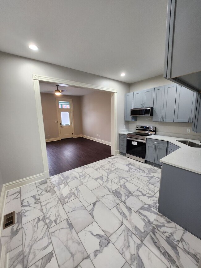 Primary Photo - Newly Renovated One Bedroom Available Toda...