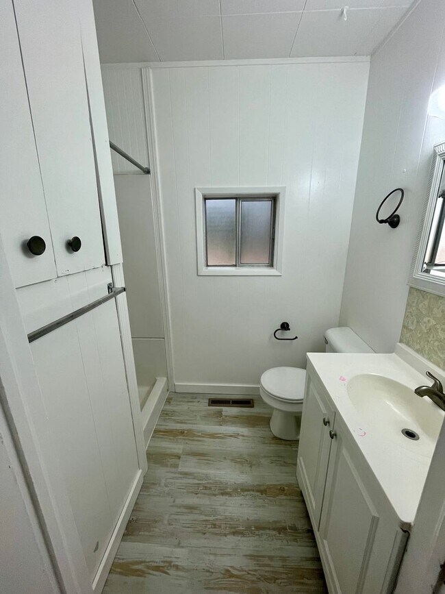 Building Photo - Cottage Style 1 Bed Home with a Large Yard...