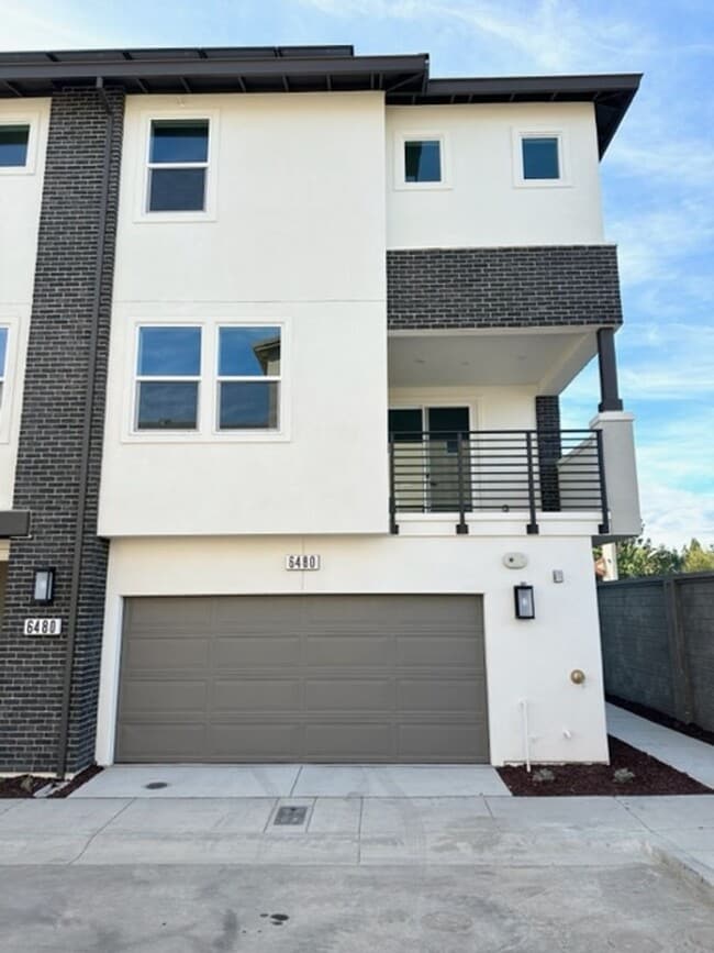 Building Photo - Boulevards End Unit Townhouse, 3 Bed / 2.5 Bath, Amenities, Close to 580 - This is a 3-6 month sh...