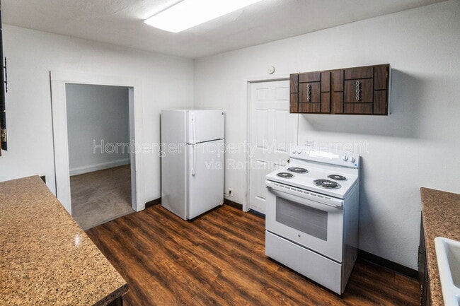 Building Photo - 2911 E Rowan Ave