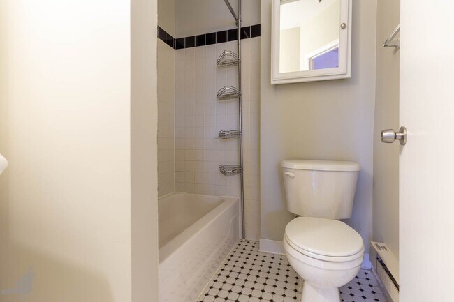 Building Photo - Spacious Two Bedroom Off 14th St. Corridor!