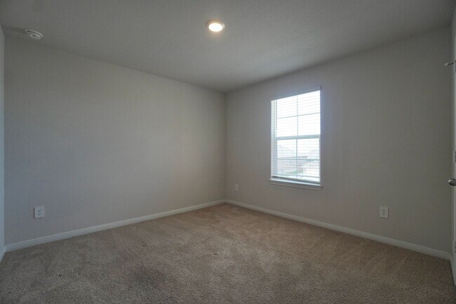 Building Photo - 115 Bethpage Dr