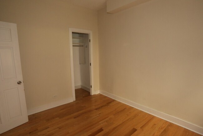 Building Photo - 549 W Surf St