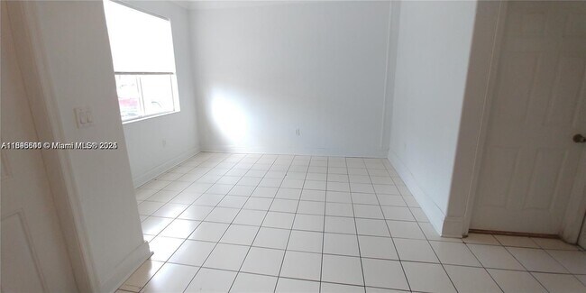 Building Photo - 1528 SE 24th Ct