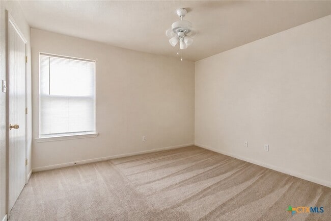Building Photo - 102 E Robin Ln