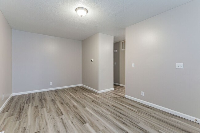 Building Photo - 1603 Kings Way