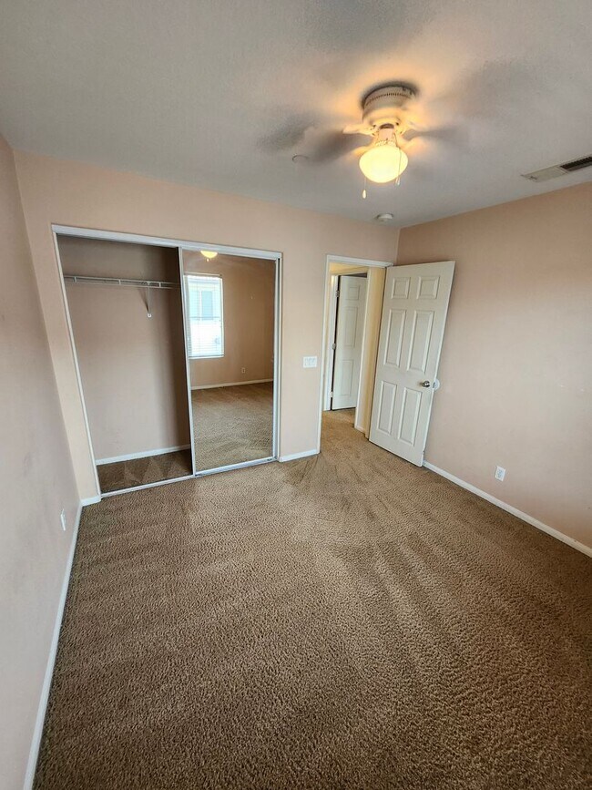 Building Photo - Beautiful two-story townhouse in Fontana G...