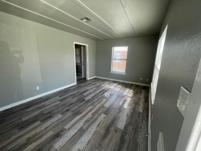 Building Photo - 2 BED 1 BATH DUPLEX FOR LEASE