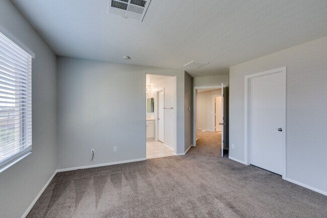 Building Photo - 3 bedroom + Den! Ready for immediate move ...