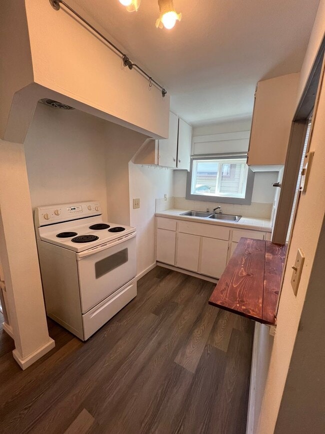 Building Photo - 1919 Duplex