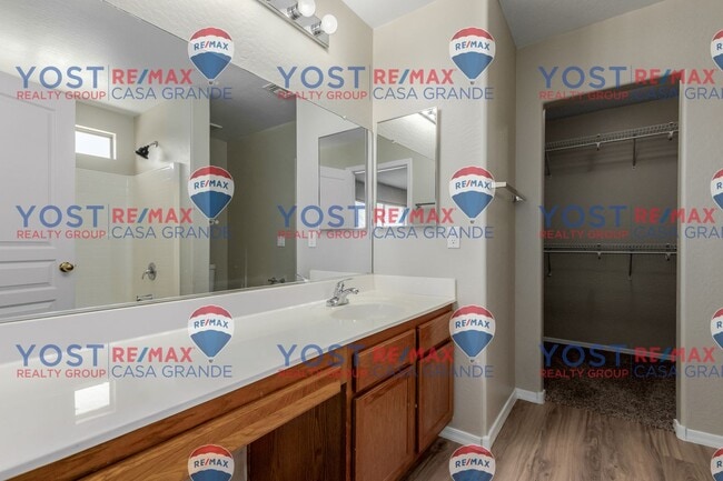 Building Photo - Spacious 4 bedroom - $500 off the first mo...