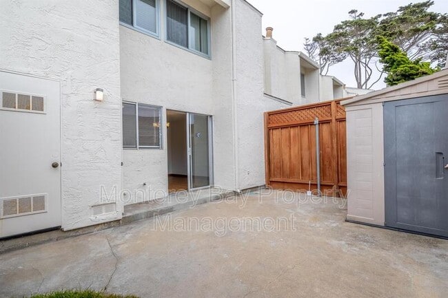 Building Photo - 3137 Seacrest Ave