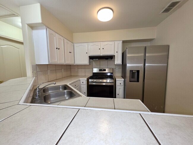 Building Photo - 615 John Adams Rd