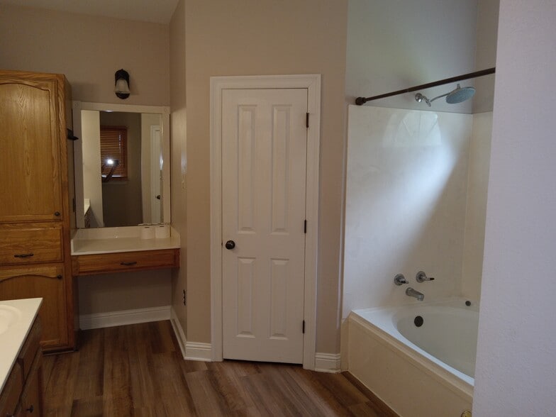 Master bathroom - 18404 White Oak Dr