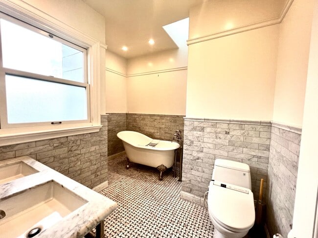 Building Photo - Welcome to North Beach! Premier 1 bed/ 2 B...