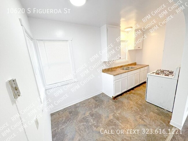 Building Photo - 10620 S Figueroa St