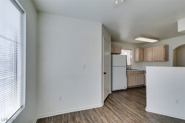 Building Photo - 698 S Racetrack Rd